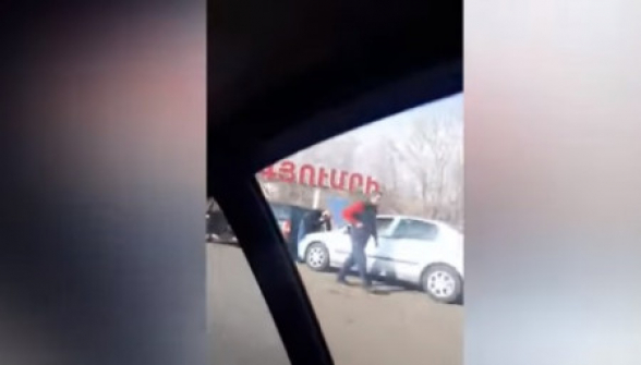 Հայհոյանք, կռիվ, վիրավորանք, նույնիսկ դանակահարություն. պայթյունավտանգ իրավիճակ Գյումրիի ավտոմաքսատանը (տեսանյութ)